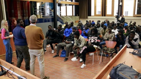 Trobada de l'ajuntament de Guissona amb els immigrants senegalesos que han arribat al municipi.