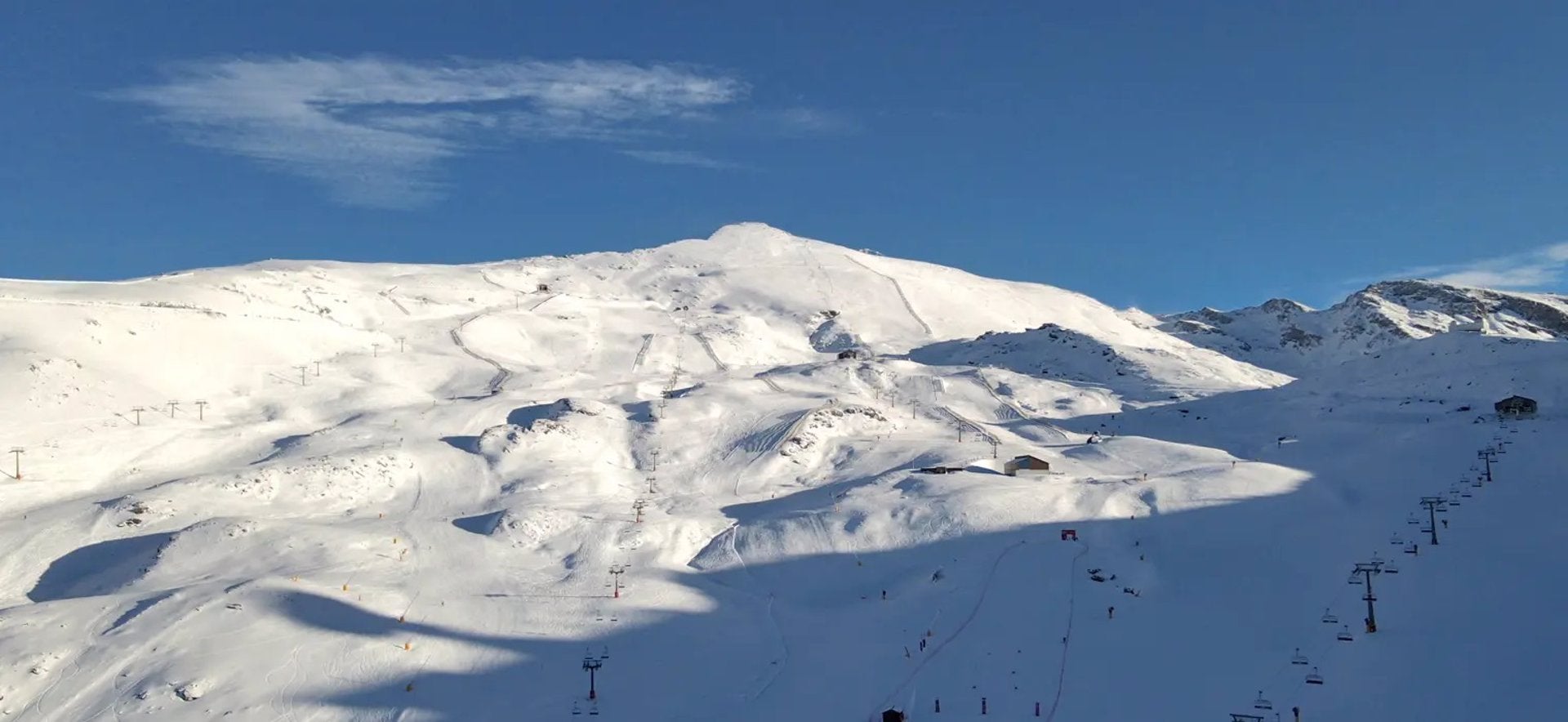 La nieve condiciona la circulación en la carretera de Sierra Nevada y en el Puerto de la Mora La nieve condiciona la circulación en la carretera de Sierra Nevada y en el Puerto de la Mora