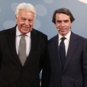 Foto de archivo de los expresidentes Felipe González y José María Aznar