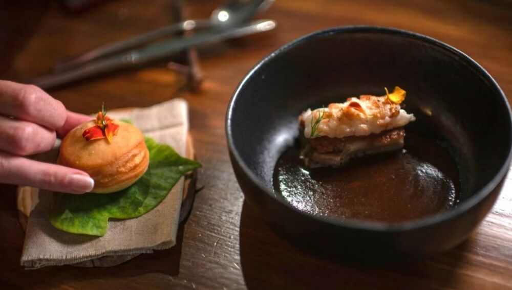 Guiso de rabo de cerdo ibérico, cigala al carbón, regaliz y lima