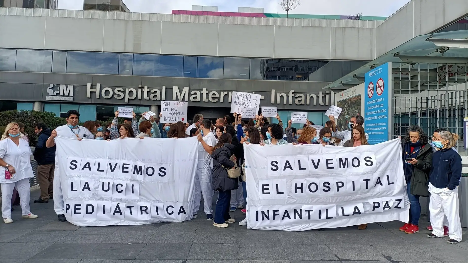 Trabajadores del Hospital de La Paz protestan tras la reincorporación del jefe de servicio de la UCI Pediátrica.