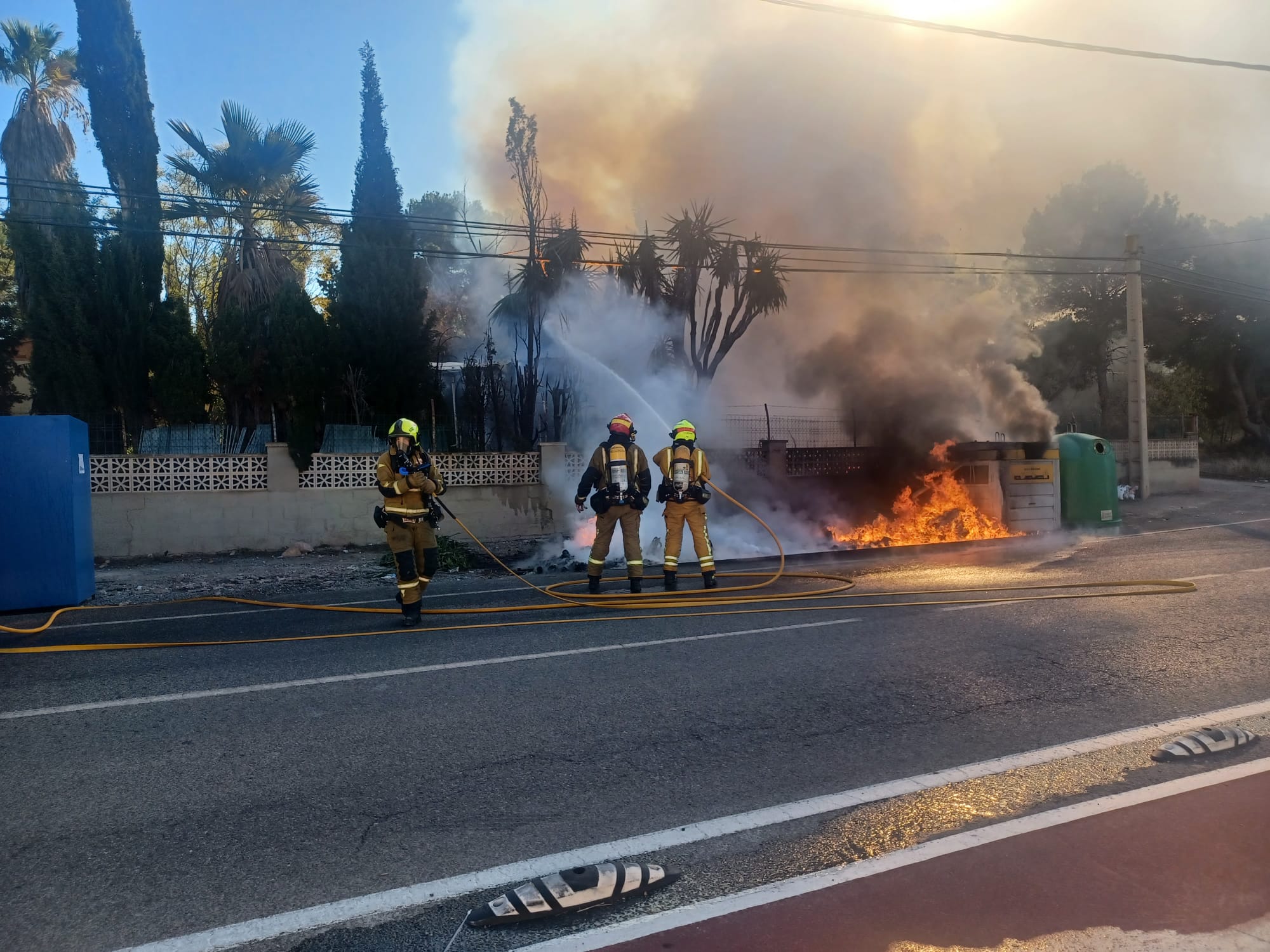Llamamiento en l'Alfàs (Alicante) para no tirar brasas a los contenedores de basura tras la quema de ocho en dos semanas Llamamiento en l'Alfàs (Alicante) para no tirar brasas a los contenedores de basura tras la quema de ocho en dos semanas