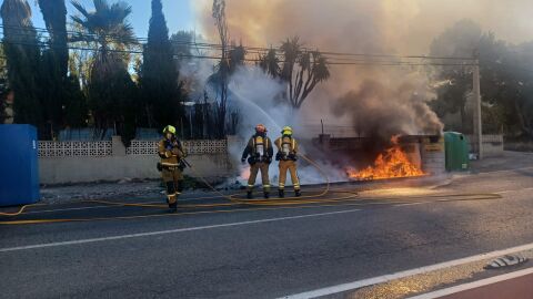 ocho contenedores quemados en dos semanas por restos de brasas en Alfaz del Pi ocho contenedores quemados en dos semanas por restos de brasas en Alfaz del Pi