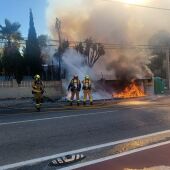 ocho contenedores quemados en dos semanas por restos de brasas en Alfaz del Pi