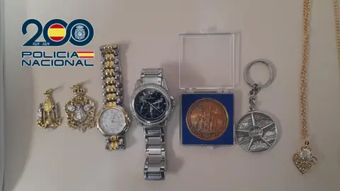 Joyas y relojes del matrimonio que robaron y vendieron los detenidos en Elche. Joyas y relojes del matrimonio que robaron y vendieron los detenidos en Elche.