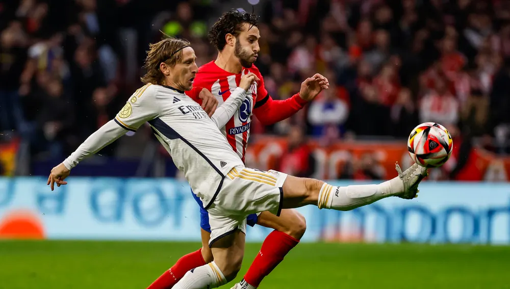 Modric y Hermoso luchan por un balón durante el derbi de Copa Modric y Hermoso luchan por un balón durante el derbi de Copa