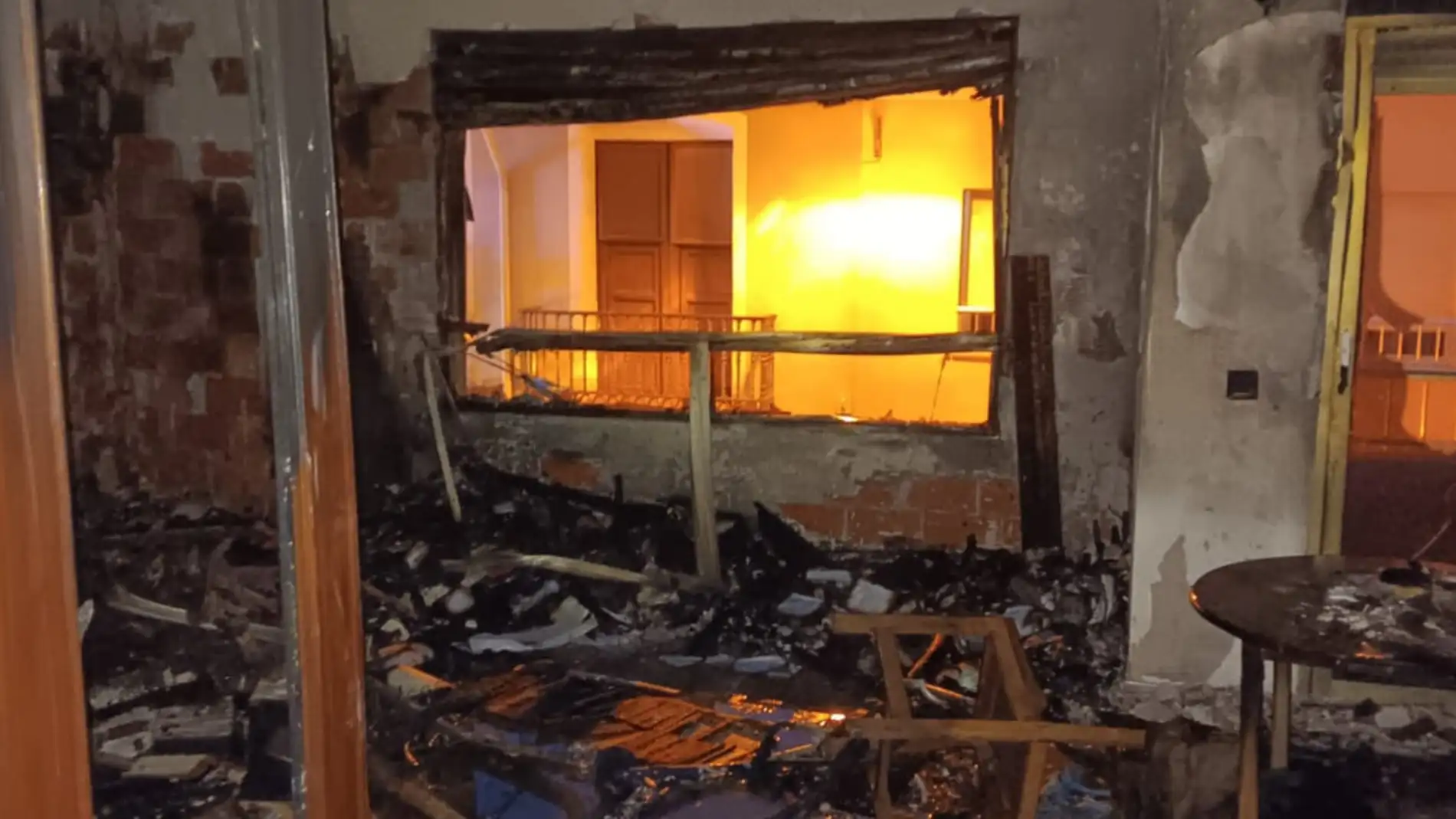 Cuatro personas rescatadas de un incendio en una vivienda de Cullera