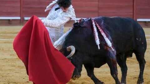 El diestro hispano-peruano Roca Rey durante su faena en una corrida de toros. 