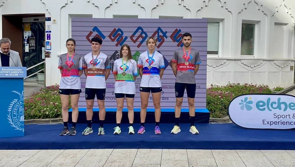 Cinco atletas ilicitanos, modelos de las camisetas de las cinco próximas ediciones del Medio Maratón de Elche