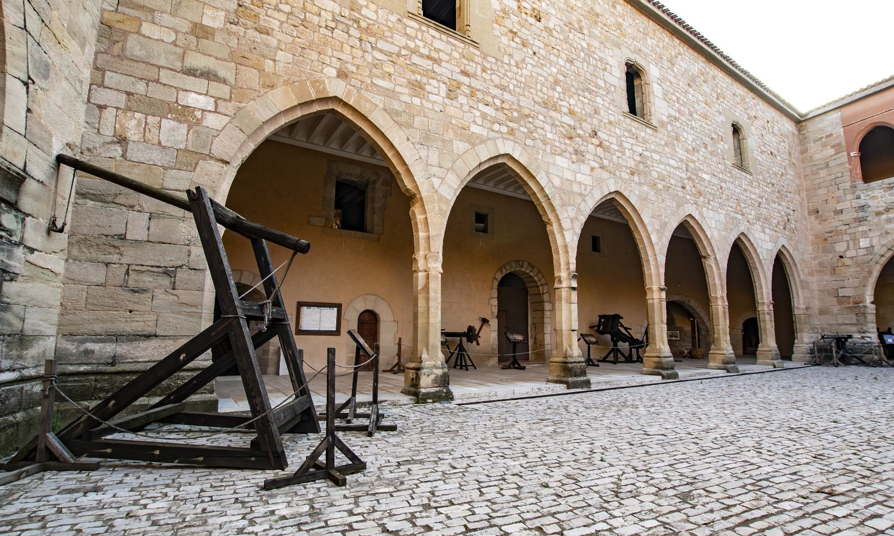 Visitas inmersivas en castillos turolenses a través de la realidad aumentada Visitas inmersivas en castillos turolenses a través de la realidad aumentada