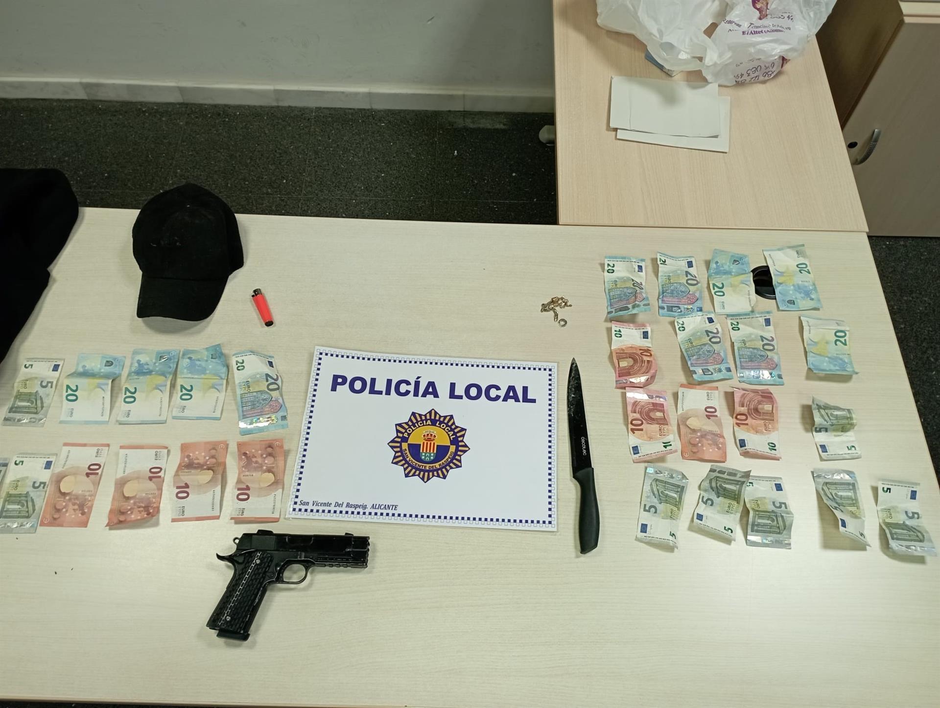 Dos detenidos en Sant Vicent tras atracar una farmacia con una pistola simulada y un cuchillo Dos detenidos en Sant Vicent tras atracar una farmacia con una pistola simulada y un cuchillo