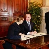 La presidenta del Govern, Marga Prohens, y el presidente del Consell de Mallorca, Llorenç Galmés, firman el Pacto por el Agua. 
