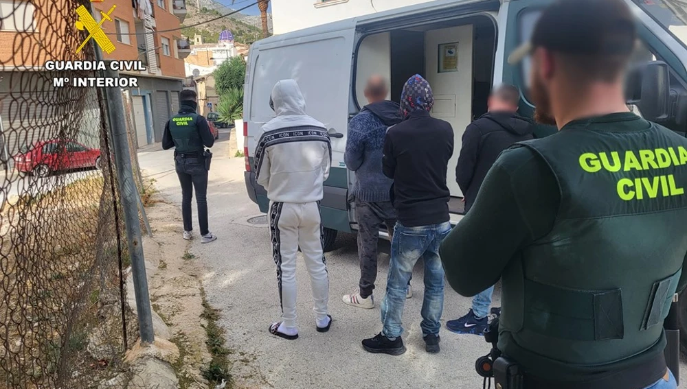 En los registros se localizaron 1.100 gramos de marihuana envasada para su venta, dosis individuales de esta droga y basculas de precisión En los registros se localizaron 1.100 gramos de marihuana envasada para su venta, dosis individuales de esta droga y basculas de precisión