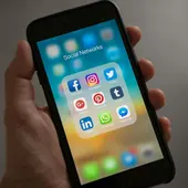 Imagen de archivo de aplicaciones de redes sociales en un móvil Imagen de archivo de aplicaciones de redes sociales en un móvil