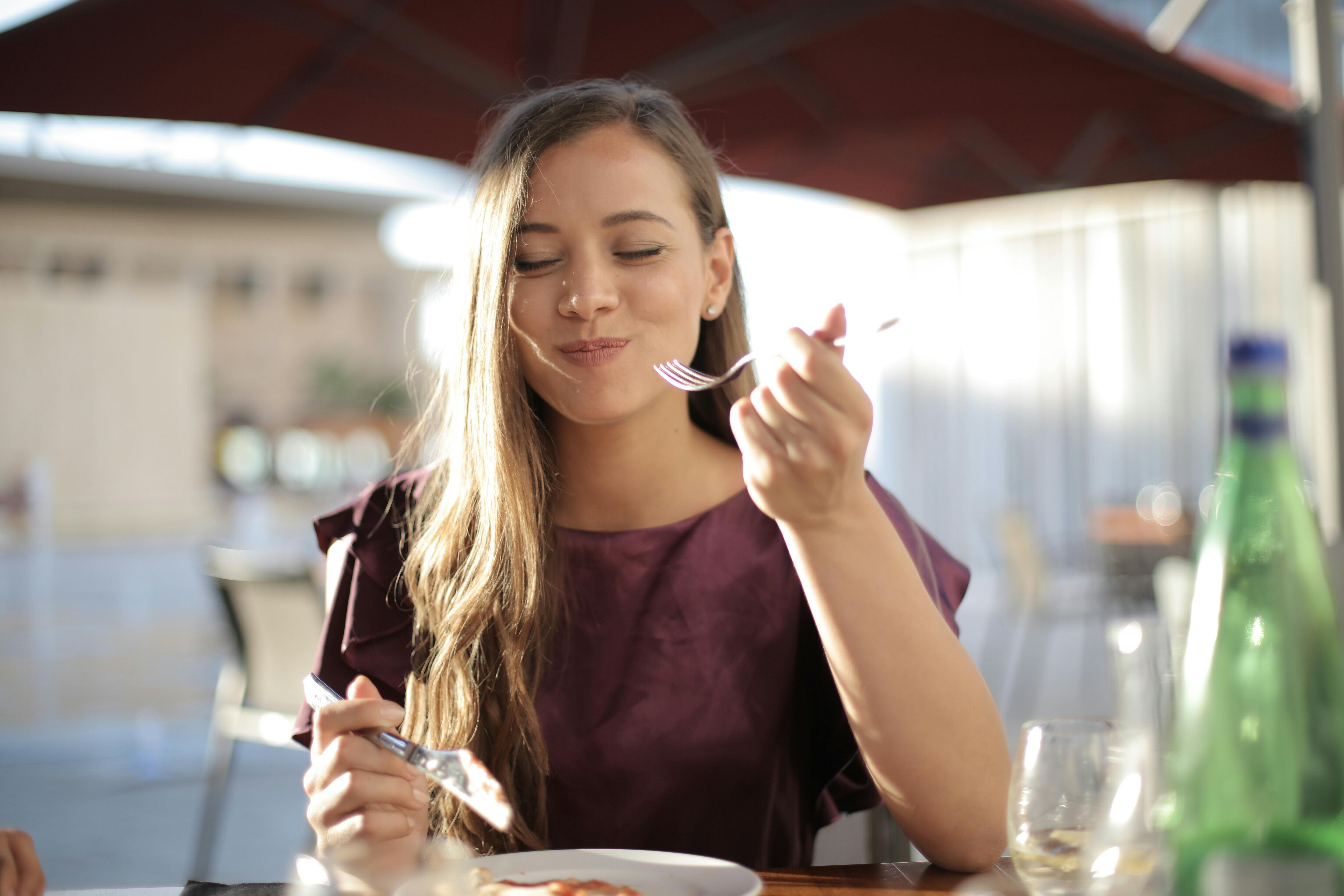 Con los cinco sentidos en el plato: los beneficios para la salud de comer despacio Con los cinco sentidos en el plato: los beneficios para la salud de comer despacio
