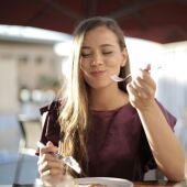 Con los cinco sentidos en el plato: los beneficios para la salud de comer despacio