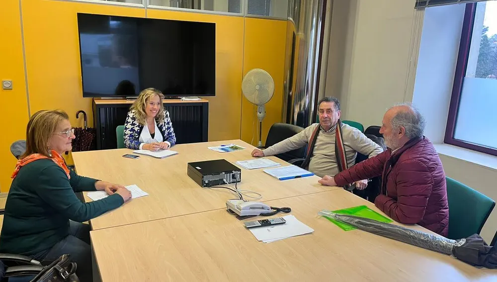 Los vecinos de Paredes se oponen a los eólicos y a las prospecciones mineras. Los vecinos de Paredes se oponen a los eólicos y a las prospecciones mineras.