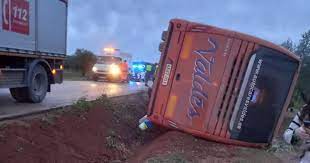 Cuatro menores heridos leves tras el vuelco de un autobús escolar en Estepa Cuatro menores heridos leves tras el vuelco de un autobús escolar en Estepa