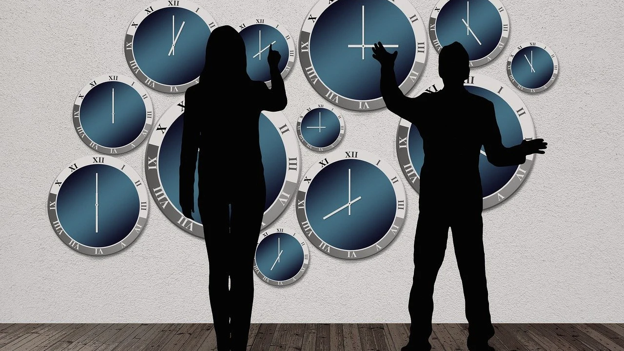 Trabajadores gestionando tiempo en su puesto