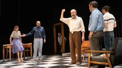 Escena de la obra 'Retorno al Hogar' Escena de la obra 'Retorno al Hogar'