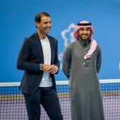  Rafa Nadal; el ministro de Deportes, el Príncipe Abdulaziz bin Turki Al Saud; y la presidenta de la Federación de Tenis de Arabia Saudí, Arij Mutabagani