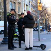 Agentes de la Guardia Urbana multan a un usuario de patinete