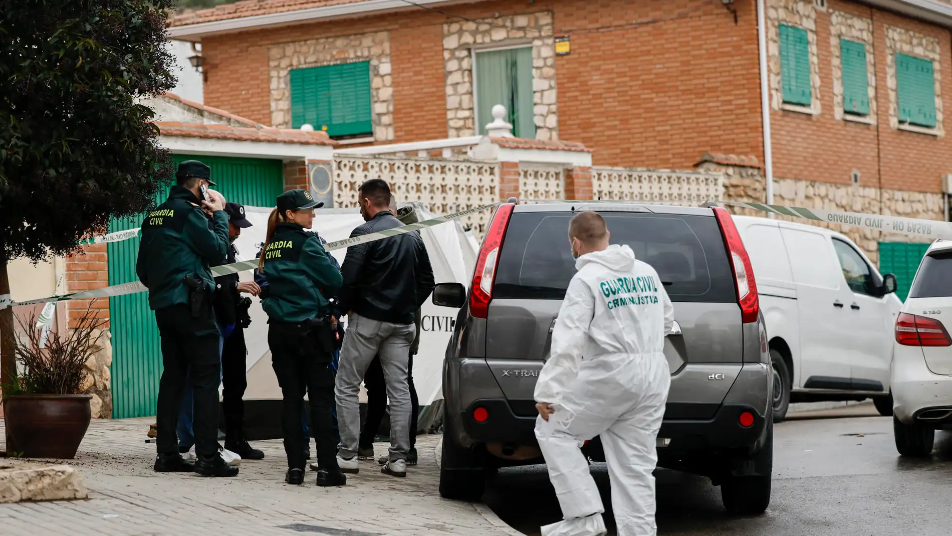 Miembros de la Guardia Civil trabajan en el lugar del crimen en Morata de Tajuña.