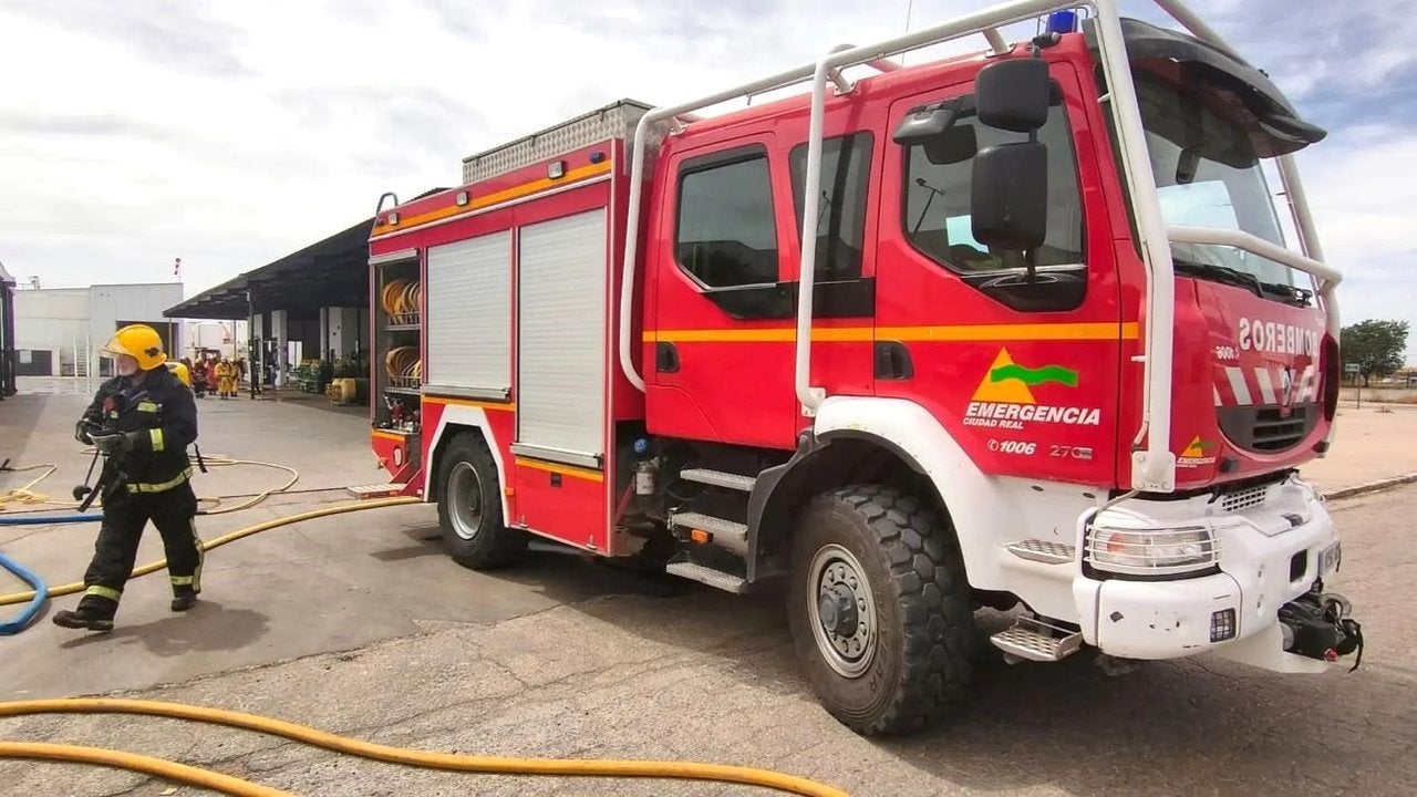 Desalojados 30 vecinos de un bloque de viviendas de Villarrubia tras un incendio en el garaje Desalojados 30 vecinos de un bloque de viviendas de Villarrubia tras un incendio en el garaje