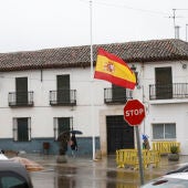 Bandera a media asta en la localidad madrileña de Morata de Tajuña, este viernes, por los tres hermanos asesinados tras endeudarse con una estafa amorosa. 