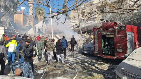 Imagen de los servicios de emergencia en el edificio bombardeado en Damasco Irán dice que responderá a Israel por la muerte de los guardias revolucionarios en Siria