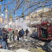 Imagen de los servicios de emergencia en el edificio bombardeado en Damasco