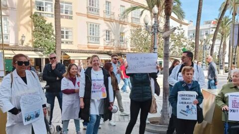 Protestas en la puerta del Ayuntamiento de C&aacute;diz de la ayuda a domicilio