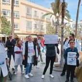 Protestas en la puerta del Ayuntamiento de Cádiz de la ayuda a domicilio