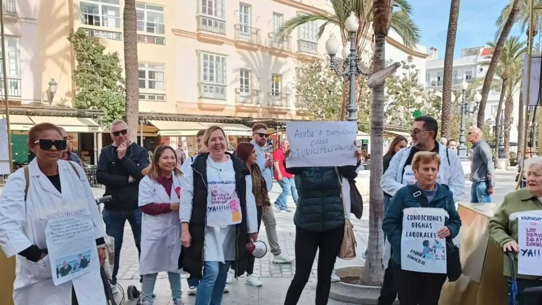 Protestas en la puerta del Ayuntamiento de Cádiz de la ayuda a domicilio