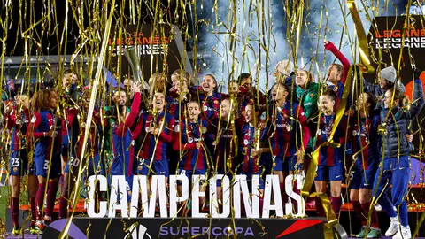 Las jugadoras del FC Barcelona celebran su victoria en la final de la Supercopa tras derrotar al Levante en el encuentro que han disputado hoy sábado en el estadio de Butarque, en la localidad madrileña de Leganés. El Barcelona devora al Levante y se alza con su cuarta Supercopa
