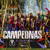 Las jugadoras del FC Barcelona celebran su victoria en la final de la Supercopa tras derrotar al Levante en el encuentro que han disputado hoy sábado en el estadio de Butarque, en la localidad madrileña de Leganés. 