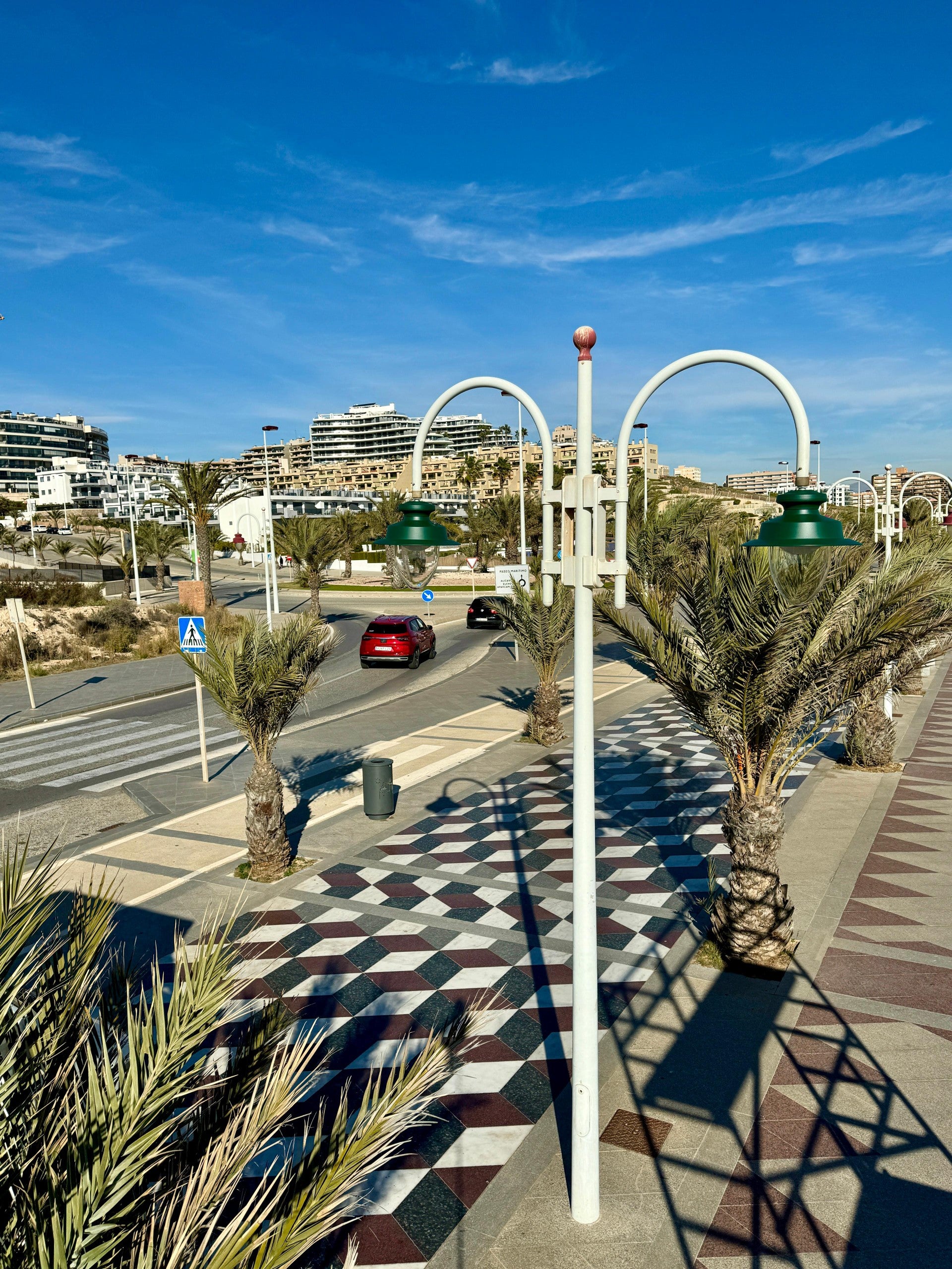 Elche renueva su alumbrado público con nuevas farolas en el barrio de Carrús, Los Arenales del Sol, La Marina y El Altet Elche renueva su alumbrado público con nuevas farolas en el barrio de Carrús, Los Arenales del Sol, La Marina y El Altet