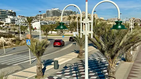 Una de las nuevas farolas instaladas en Los Arenales del Sol de Elche. Una de las nuevas farolas instaladas en Los Arenales del Sol de Elche.