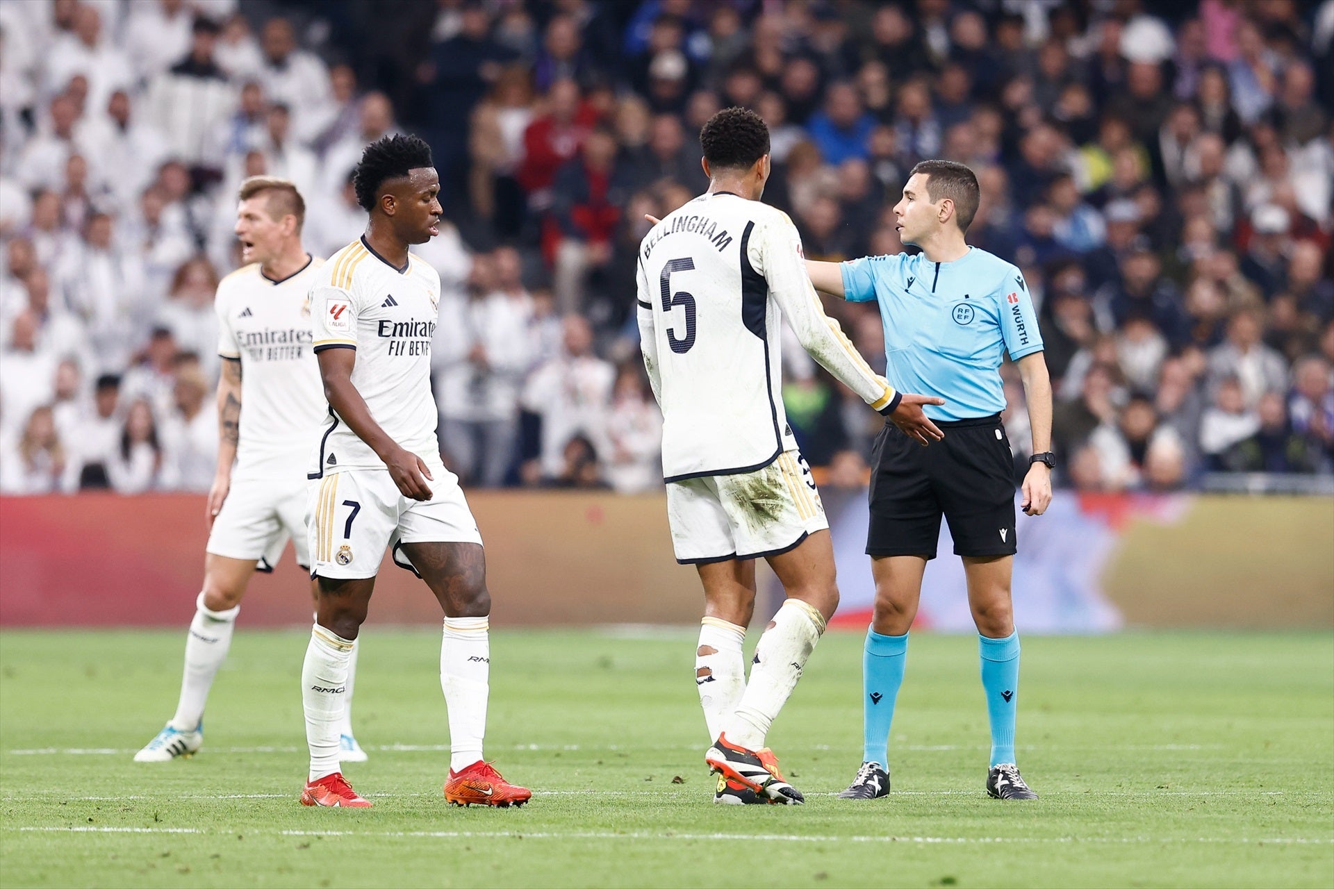 Los audios del VAR con la polémica del Real Madrid - Almería: "La pelota impacta en el hombro" Los audios del VAR con la polémica del Real Madrid - Almería: "La pelota impacta en el hombro"