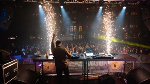 DJ actuando en la plaza Cort