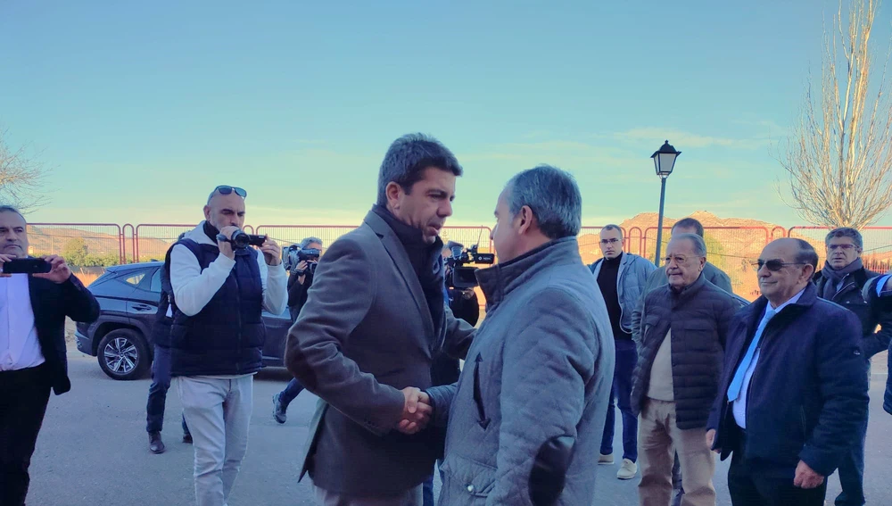 Carlos Mazón, presidente de la Generalitat, saluda al alcalde de Aspe, Antonio Puerto.
