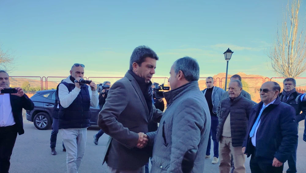 Carlos Mazón, presidente de la Generalitat, saluda al alcalde de Aspe, Antonio Puerto. Carlos Mazón, presidente de la Generalitat, saluda al alcalde de Aspe, Antonio Puerto.