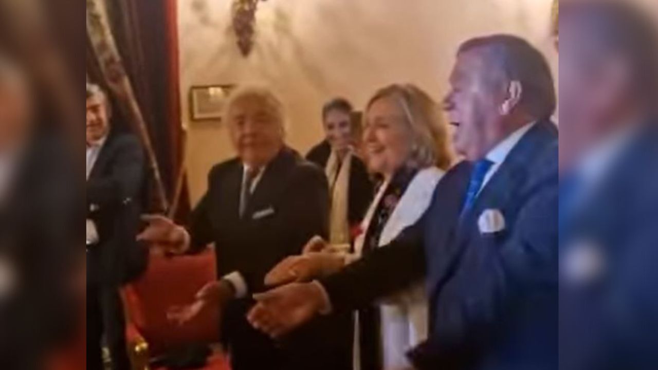 Hillary Clinton baila 'La Macarena' con Los del Río en el palacio de las Dueñas Hillary Clinton baila 'La Macarena' con Los del Río en el palacio de las Dueñas