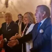 Hillary Clinton baila 'La Macarena' con Los del Río en el palacio de las Dueñas Hillary Clinton baila 'La Macarena' con Los del Río en el palacio de las Dueñas