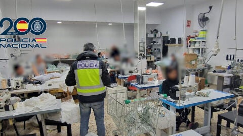 Intervención policial en el taller clandestino 