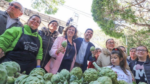 La alcaldesa de Almorad&iacute;, Mar&iacute;a G&oacute;mez, junto a Carlos Maz&oacute;n en el Congreso de la Alcachofa 2023