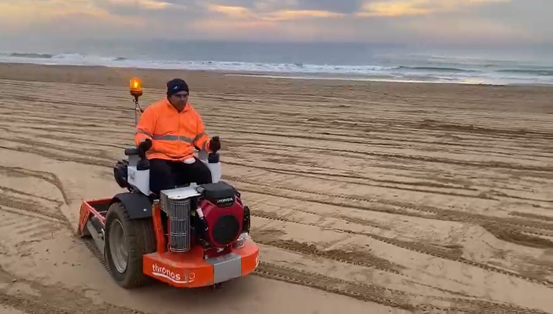L'Ajuntament de Tarragona compra una màquina per recollir pèl·lets de les platges L'Ajuntament de Tarragona compra una màquina per recollir pèl·lets de les platges