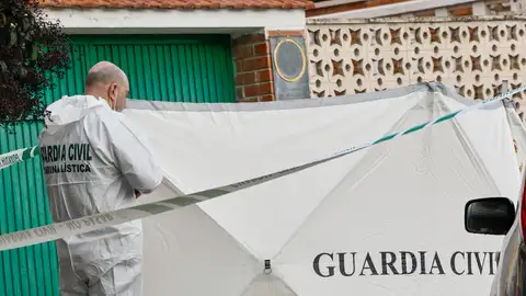 Miembros de la Guardia Civil trabajan en el lugar donde se hallaron los cuerpos de los hermanos en Morata de Tajuña. Miembros de la Guardia Civil trabajan en el lugar donde se hallaron los cuerpos de los hermanos en Morata de Tajuña.