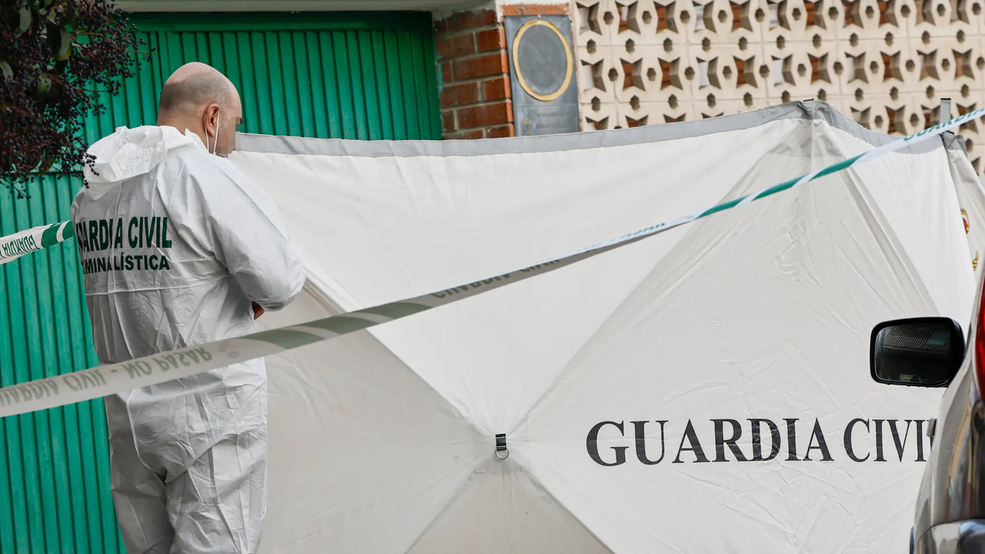 Miembros de la Guardia Civil trabajan en el lugar donde se hallaron los cuerpos de los hermanos en Morata de Tajuña. Miembros de la Guardia Civil trabajan en el lugar donde se hallaron los cuerpos de los hermanos en Morata de Tajuña.