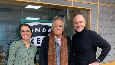 Más de uno A Coruña con Lara Vivero, Enrique Rojas y Marcos Seoane de izquierda a derecha. Más de uno A Coruña con Lara Vivero, Enrique Rojas y Marcos Seoane de izquierda a derecha.